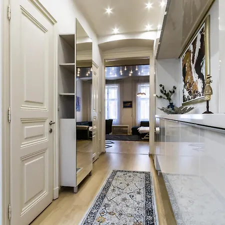 Daire Andrassy Str. Luxury